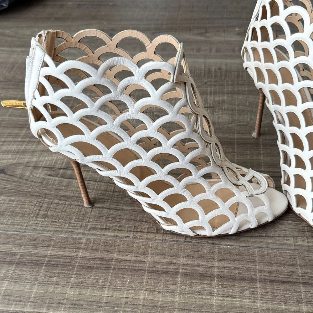 Elegant Cream Cutout Women's Shoes - Picture 2 of 3